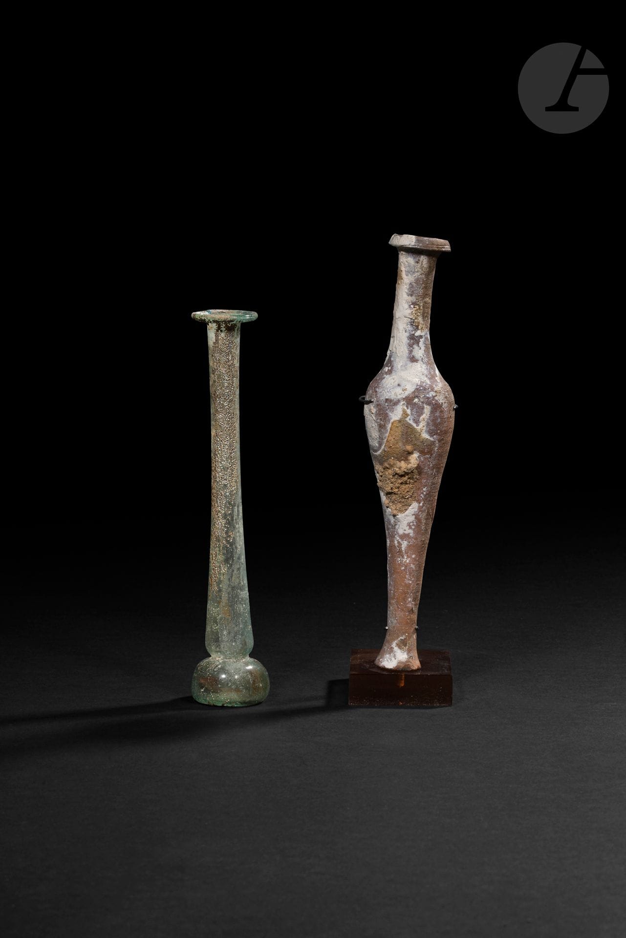 Deux balsamaires, dont un à long col tubulaire
Terre cuite et verre.
Époque hellénistique et romaine, Ier siècle avant J.-C. - Ier siècle
Hauteur : 19,4 et 17,2 cm