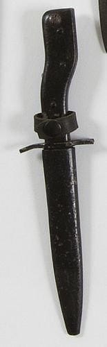 Allemagne
Poignard-baïonnette Ersatz.   Pommeau en acier, peint en noir. Lame du fabricant « DEMAG DUISBURG » avec marquages. Fourreau en tôle de fer peint en noir. Porte-fourreau en cuir noir.   Longueur lame : 15 cm - Longueur totale : 26,7 cm  A.B.E. 1ère G.M.