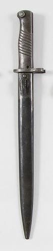 Allemagne
Deux baïonnettes Ersatz (1914-1918), une à lame modèle 98/05.   Longueur lame : 31,8 et 35,5cm - Longueur totale : 43,5 et 47,5 cm  A.B.E.