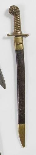 ALLEMAGNE (BAVAROIS)
Glaive d?artillerie modèle 1892.   Pommeau en tête de lion et poignée en laiton, matriculée. Fourreau en cuir à deux garnitures en laiton.   B.E. 