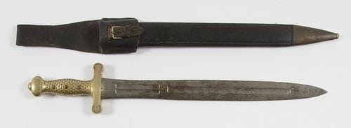 France
Glaive d?artillerie modèle 1816.   Poignée à écailles, en bronze. Lame à gouttières marquée et datée « Juillet 1818 ». Fourreau en cuir noir à deux garnitures en laiton. Porte glaive en cuir noir.   B.E. Époque Restauration. 