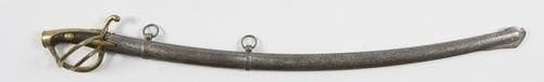 France
Sabre de cavalerie légère modèle An XI.   Poignée en bois recouverte de basane à deux olives en laiton (accident). Monture en laiton poinçonné, garde e à trois branches et deux oreillons en navette. Lame courbe, poinçonnée au talon, à dos plat gravé « Mfture Imple du Klingenthal Mai 181(3 ?) » contre tranchant et pans creux. Fourreau en tôle de fer à deux bracelets.   A.B.E. Époque Premier Empire. 