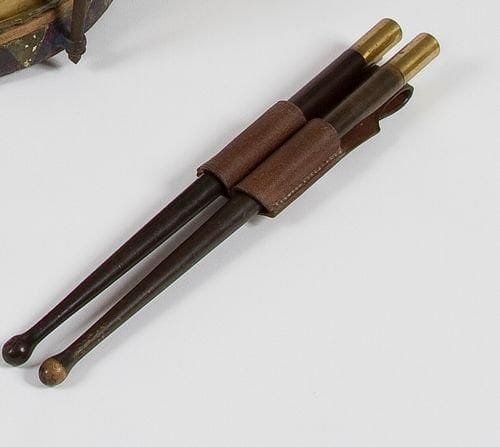 Paire de baguettes de tambour allemand.   En bois noirci, à garniture en laiton. Avec marquage du fabricant sur leur support en cuir brun marqué du fabricant ?Ehrhardt et Kirsten? daté 1938 et 638 BAF.   A.B.E. 
