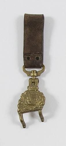 Porte-tambour saxon modèle 1878.   En laiton, aux Grandes Armes de Saxe. Matriculé au revers « 107 R.R. I.B. » et ancien matricule biffé.   B.E.