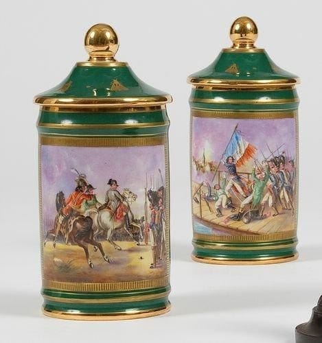 LE TALLEC
La Prise du Pont d?Arcole - La bataille d?Iéna   Paire de bonbonnières à fond vert, décorées d?abeilles et de filets d?or. Enrichies de scènes peintes à la main par Camille Le Tallec (1906-1991).   Hauteur : 24 cm - Diamètre : 10 cm  B.E. Fabrication moderne.