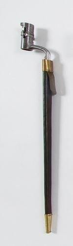 France
Baïonnette à douille modèle 1822, pour la Gendarmerie.   Coude poinçonné « 9E LON ». Lame triangulaire avec beaux marquages. Fourreau en cuir à deux garnitures en laiton (postérieur).   Longueur lame : 46,6 cm - Longueur totale : 53,5 cm  B.E. 