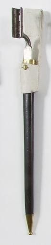 France
Rare baïonnette à demi-douille modèle 1831 pour fusil d?essai Robert.   Demi-douille sans virole. Lame triangulaire. Avec un fourreau en cuir noir à deux garnitures et un gousset en buffle blanchi.   B.E. 