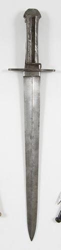 France
Dague baïonnette à coulisse pour carabine de chasseurs.   Poignée et monture en acier. Lame droite à arête médiane, poinçonnée au talon.   Longueur lame : 32,5 cm - Longueur totale : 44,4 cm  A.B.E. SF. XIXe siècle. 