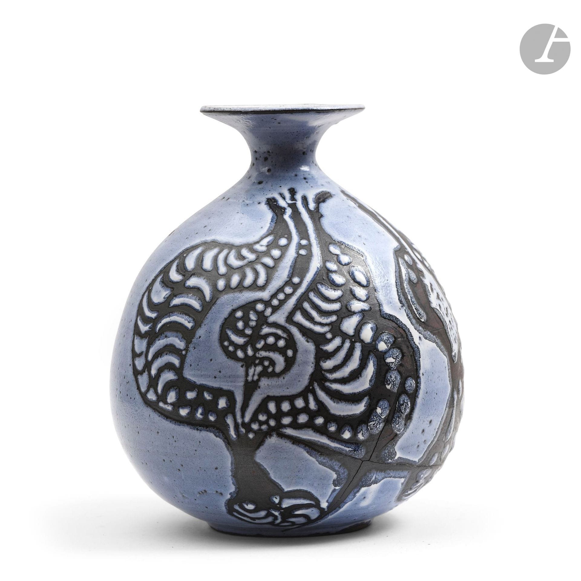 NICOLE & MICHEL & SYLVESTRE ANASSE (1937-2012) & (1935-2020) & (NÉ EN 1961) – ATELIER DES ISSARTS À VALLAURIS
Motifs géométriques
Vase piriforme à col évasé.
Épreuve en céramique émaillée; le décor titre laissé en réserve sur fond bleu.
Signé ANASSE au revers.
Hauteur: 26 cm
Exposition: 
N6-N7 – Les Nationales de la Céramique –Écomusée de la Bresse bourguignonne, Château de Pierre-de-Bresse, du 4 avril au 20 décembre 2015. Notre œuvre exposée lors de cette manifestation.
Webographie: 
nicolemichelanasse.com – Des variantes reproduites sur le site officiel des artistes.