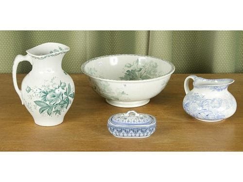 Ustensiles de toilette en porcelaine dont deux brocs et une cuvette, porte-savon. (Accidents).