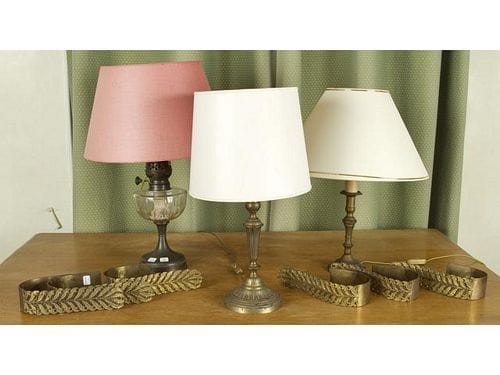 Lampe à huile à réserve en cristal taillé, pied laiton. On y joint un flambeau métal monté en lampe, un flambeau bronze à canaux et cinq embrases en laiton.