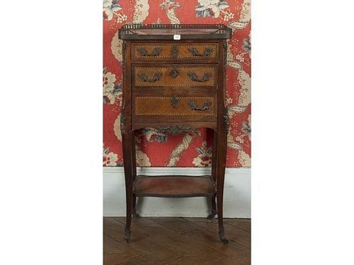Chevet marqueté en satiné et palissandre, galerie ajourée.