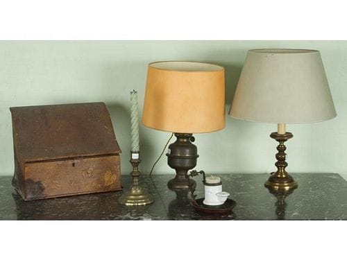 Deux pieds de lampe, un bougeoir, un bougeoir à main et un coffret à lettres.