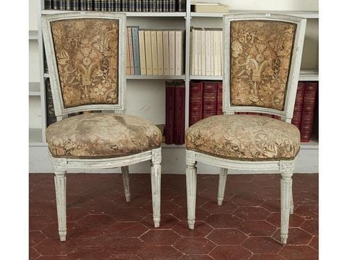 Paire de chaises en hêtre mouluré et sculpté. Époque Louis XVI.