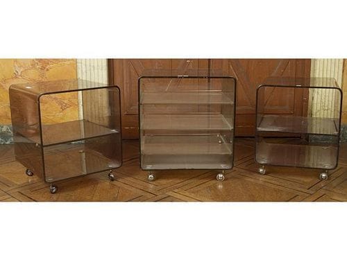 Trois caissons à roulettes en plastique fumé. Années 70.