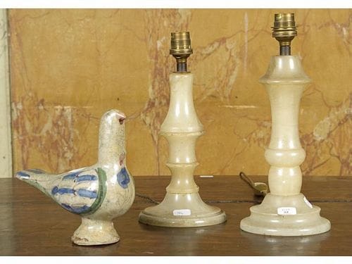 Deux pieds de lampe en albâtre. Joint un pigeon en céramique polychrome.