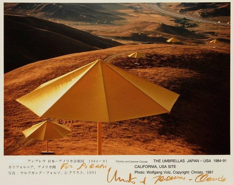Christo Javacheff, dit CHRISTO (né en 1935)
The Umbrellas JAPAN-USA 1984-91, California, USA site. Tirage argentique d?époque légendé et fragment de tissu. Signé par Christo et Jeanne-Claude et dédicacé. 20 x 25,5 cm (photo) et 15,5 x 24 cm (tissu)