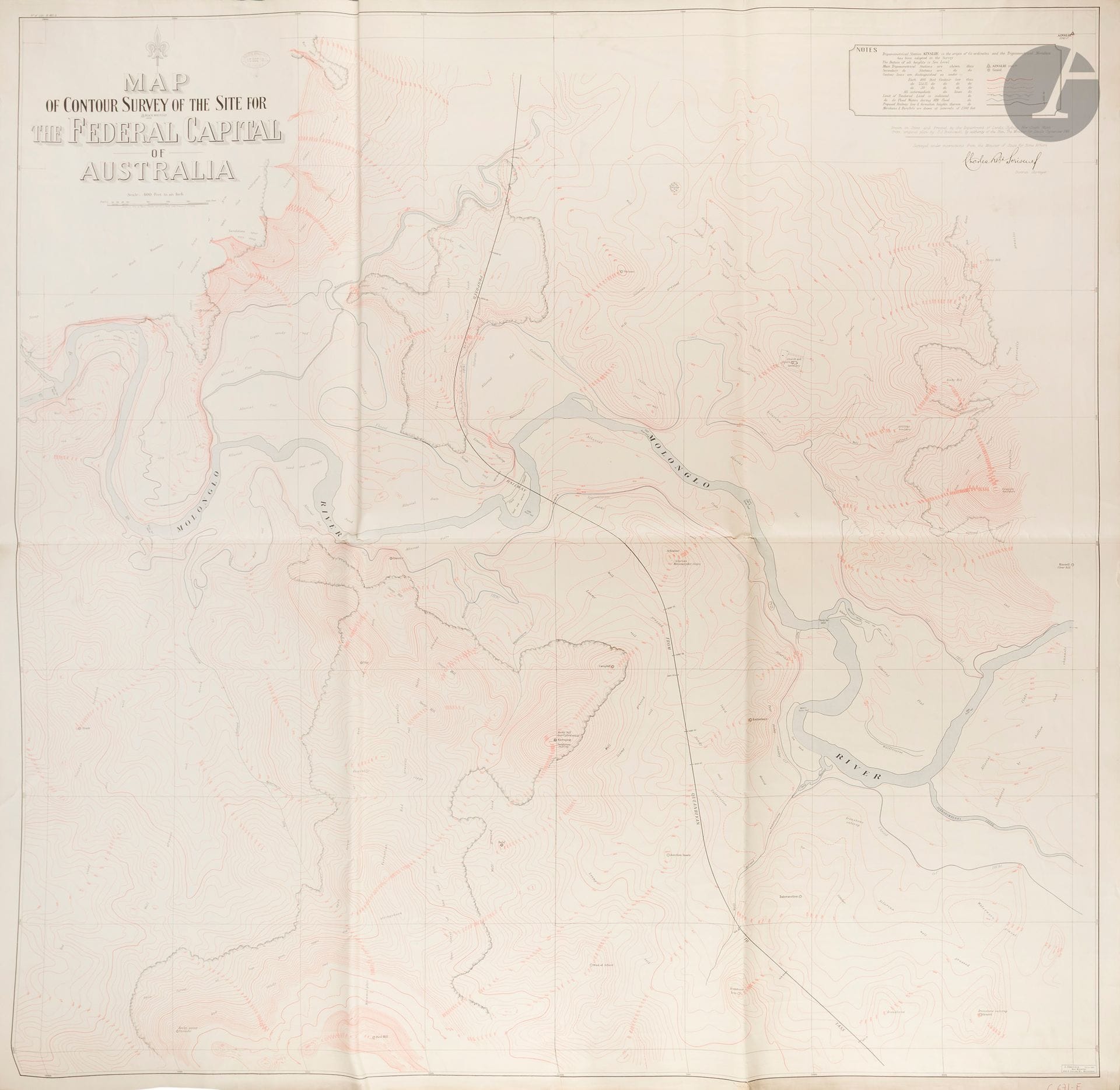BROINOWSKI, F. J. / SCRIVENER, Ch. Map of contour survey of the site for the federal capital of Australia. Department of Lands, Sydney, 1910. 1330 x 1360 mm. Grande carte chromolithographiée entoilée et repliée. Pliures d’origine.

Map of contour survey of the site for the federal capital of Australia / drawn on stone by Messrs. O. Fischer and A.G. von Stach under direction of E.S. Vautin ; drawn on stone and printed by the Department of Lands, Sydney, New South Wales, from original plan by F. J. Broinowski by authority of the Hon. Minister for Lands, September, 1910. Surveyed under instructions from the Minister of State for Home Affairs. Charles Robt. Scrivener. District Surveyor. Traduction [Carte du levé des courbes de niveau du site destiné à la capitale fédérale de l’Australie, dessinée sur pierre par MM. O. Fischer et A. G. von Stach sous la direction de E. S. Vautin; dessinée sur pierre et imprimée par le Department of Lands, Sydney (Nouvelle-Galles du Sud), 
d’après le plan original de F. J. Broinowski, publiée par autorisation de l’honorable Ministre deTerres, septembre 1910. Relevé effectué sur instructions du Ministre d’État à l’Intérieur. Charles Robt. Scrivener. Inspecteur géomètre de district].
 
Figure la région de Canberra (site pour la future capitale fédérale de l’Australie) en Nouvelle-Galles du Sud. Cette carte est publiée au moment où le Commonwealth d’Australie cherche un site pour sa capitale fédérale (en 1908, le site près de Canberra est choisi). Le relevé topographique est essentiel pour l’aménagement, l’urbanisme et l’infrastructure future. Elle offre un état du terrain (relief naturel) avant les grandes transformations urbaines qu’allait connaître le site. 
 
Charles Robert Scrivener (2 novembre 1855 – 26 septembre 1923) est un géomètre australien, connu pour avoir effectué le relevé de nombreux sites en Nouvelle-Galles du Sud.