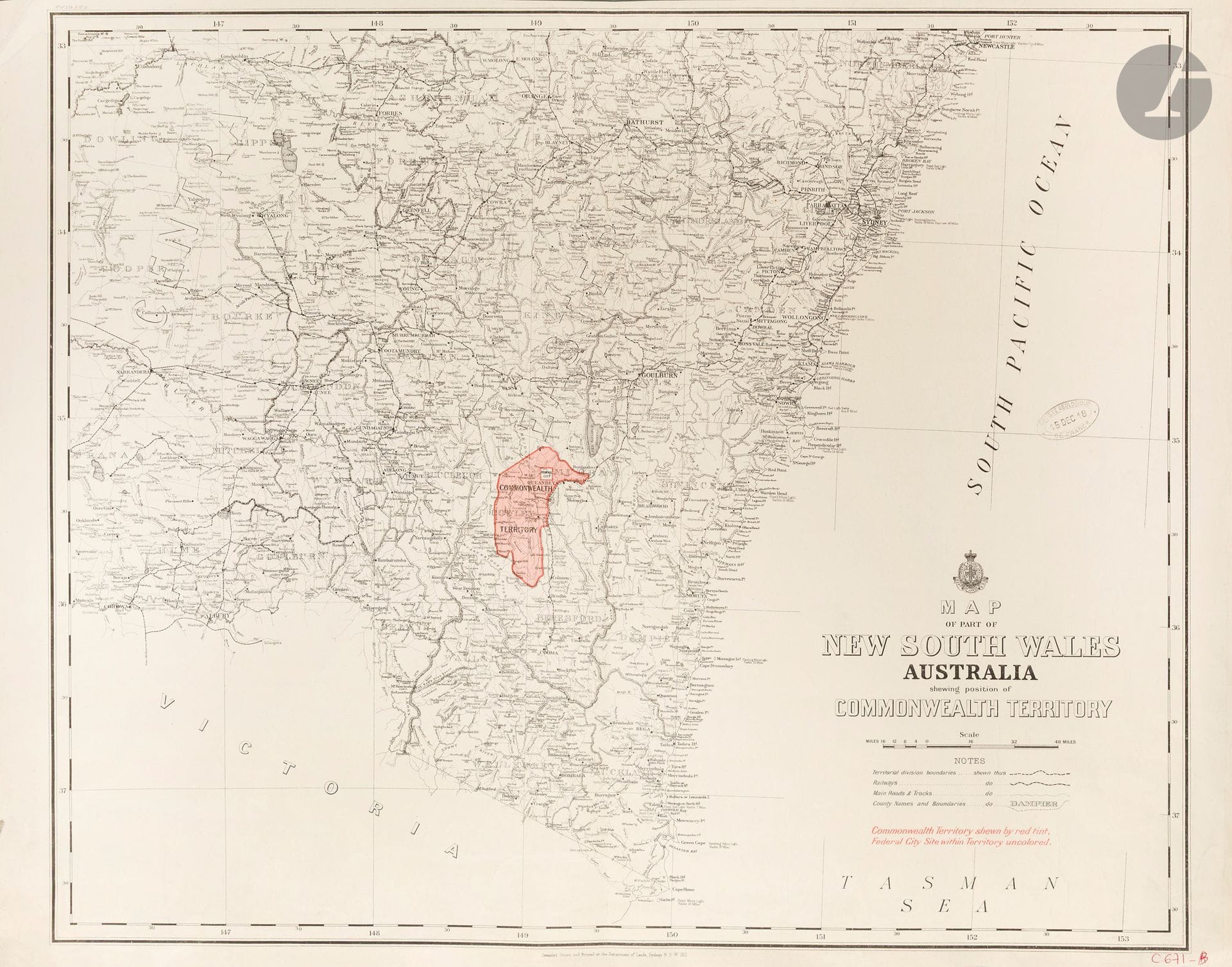 Department of Lands, Sydney NSW. Map of part of New South Wales Australia shewing position of Commonwealth Territory / Map of New South Wales Australia… Department of Lands, Sydney NSW, 1911. Imprimé en couleurs. Deux cartes imprimées en noir et rouge : 1 grande carte (55 x 66 cm) et 1 petite (36,5 x 45 cm). Bon état général.

Carte d’une partie de la Nouvelle-Galles du Sud (Australie) indiquant la position du Territoire du Commonwealth. / Carte de la Nouvelle-Galles du Sud (Australie). Territoire du Commonwealth colorié en rouge ; Ville fédérale à l’intérieur du territoire non coloriée. 
 
Deux cartes représentant la région de la Nouvelle-Galles du Sud et la zone désignée comme futur Territoire du Commonwealth (devenu plus tard le Territoire de la capitale australienne). 
La première carte montre l’emplacement et les limites projetées du Territoire fédéral ; la seconde offre une vue d’ensemble de la colonie (puis État) de Nouvelle-Galles du Sud, avec les principales villes, rivières, voies ferrées et divisions administratives. 
 
Cartes dressées sous l’autorité du Department of Lands, New So Wales. Deux cartes représentant la région de la Nouvelle-Galles du Sud et la zone désignée comme futur Territoire du Commonwealth (devenu plus tard le Territoire de la capitale australienne). 
La première carte montre l’emplacement et les limites projetées du Territoire fédéral ; la seconde offre une vue d’ensemble de la colonie (puis État) de Nouvelle-Galles du Sud, avec les principales villes, rivières, voies ferrées et divisions administratives. 
 
Cartes dressées sous l’autorité du Department of Lands, Newuth Wales lors de la formation du Commonwealth d’Australie (1901).
