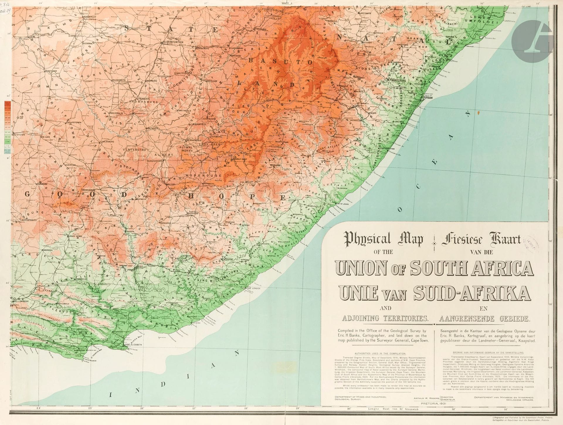 ROGERS, A. W. Physical map of the Union of South Africa - Fiesiese Kaart van die Unie van Suid-Afrika. Pretoria, Government Printer, 1931. Lithographié en couleurs. Carte lithographiée en couleurs en 4 feuilles grand in-folio non jointes. Fentes le long du pli central, 1 déchirure dans la carte sur environ 10 cm, marges fragilisées.

Carte physique bilingue Anglais/Afrikaans de l’Union sud-africaine lithographiée et publiée par l’Imprimerie du Gouvernement à Pretoria sous l’égide de A. W. Rogers et du Geological Survey of the Union of South Africa.
 
Cette carte en couleurs, établie à l’échelle de 1 : 1 000 000 (soit 15,77 milles à un pouce), a été initialement compilée par le cartographe du Service géologique pour être présentée comme carte complémentaire à la carte géologique de même échelle lors du XVe Congrès géologique international, tenu à Pretoria en 1929. 
 
Sa publication résulte d’une résolution unanime du Conseil du Congrès, à laquelle le ministre a donné son accord. La carte comprend quatre feuilles (chacune de 40 × 30 pouces) imprimées sur papier, et est publiée par l’Imprimerie du Gouvernement (Government Printer) à Pretoria. 
 
Le prix de la carte complète, livrée à plat, est de 1 livre et 1 shilling, port compris dans l’Union et en Afrique du Sud-Ouest ; ailleurs, le prix est de 1 livre et 2 shillings, port compris. 
 
Elle est disponible directement auprès dImprimerie du Gouvernement, à Pretoria ou au Cap.
 
L’Union sud-africaine (en néerlandais : Unie van Zuid-Afrika ; en afrikaans : Unie van Suid-Afrika) fut le précurseur historique de l’actuelle République d’Afrique du Sud. 
Elle vit le jour le 31 mai 1910, à la suite de l’unification des colonies du Cap, du Natal, du Transvaal et de la rivière Orange.
 
Avec la formation de l’Union sud-africaine (1910), la Commission géologique du Cap fusionna avec celle du Transvaal pour former le Service géologique de l’Union sud-africaine (Geological Survey of the Union of South Africa). Rogers en devint directeur adjoint en 1912, tout en demeurant basé au Cap. 
 
En 1914, il visita le Sud-Ouest africain allemand (aujourd’hui la Namibie) avec les géographes Fritz Jaeger et Hans von Staff, comparant les roches des deux rives du fleuve Orange et décrivant le volcan Brukkaros. 
 
Nommé directeur du Geological Survey en 1916, il s’installa dans le Transvaal, où il entreprit la cartographie détaillée du Witwatersrand Supergroup, décrivant successivement les champs aurifères de Johannesburg, Heidelberg et Klerksdorp.
 
Président de la Chambre des mines (1928–1929), Rogers présida également le XVe Congrès géologique international à Pretoria (1929) et participa à l’expédition Vernay-Lang dans le Kalahari (1930). Ses études sur cette région furent présentées dans deux allocutions présidentielles à la Royal Society of South Africa (1934 et 1935).