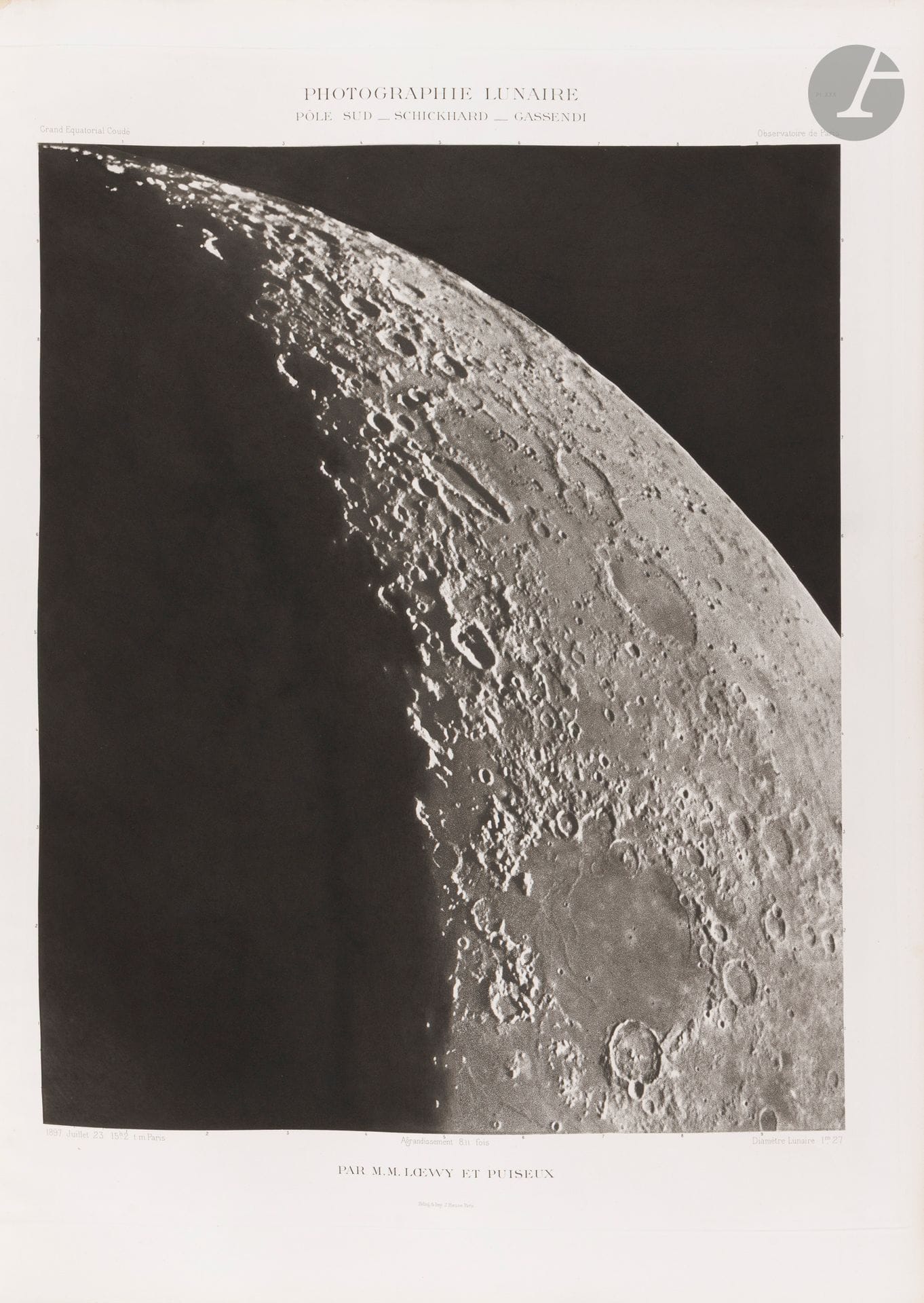LŒWY (Maurice) - PUISEUX (Pierre).
Atlas photographique de la Lune publié par l’observatoire de Paris.
Paris : Imprimerie nationale, 1896-1910. — 13 fascicules reliés en un volume in-4, 310 x 241 mm, et un atlas in-plano, 780 x 670 mm : (2 ff.), 44 pp. ; (2 ff.), 64 pp. ; (2 ff.), 64 pp. ; (2 ff.), 64 pp. ; (2 ff.), 58 pp., (1 f. blanc) ; (2 ff.), 52 pp. ; (2 ff.), 44 pp. ; (2 ff.), 48 pp. ; (2 ff.), 56 pp. ; (2 ff.), 48 pp. ; (2 ff.), 46 pp., (1 f. blanc) ; (2 ff.), 42 pp., (1 f. blanc) ; 22 pp. ; Atlas : titre, 11 planches lettrées de a à k, 71 planches numérotés numérotées de I à LXXI. Demi-chagrin marron, dos à nerfs, tranches mouchetées (Texte) ; demi-chagrin noir, renforcement métallique stylisé aux angles, dos à nerfs (Atlas) (reliures de l’époque).

Édition originale rare de cet ouvrage fondateur, qui a profondément transformé les connaissances scientifiques et astronomiques à l'aube du XXe siècle.

À la fin du XIXe siècle, Maurice Loewy (1833–1907) et Pierre Puiseux (1855-1928), astronomes à l’Observatoire de Paris, entreprirent un projet visionnaire : l’Atlas photographique de la Lune. Ce travail monumental, basé sur plus de 6000 clichés pris au cours de 500 nuits d’observation, marqua un tournant dans l’étude de notre satellite naturel.

L’Atlas de Loewy et Puiseux ne fut pas seulement une avancée technique, mais aussi une œuvre fondatrice pour l’étude de la Lune.

L’édition se compose d’un volume de texte comprenant 13 fascicules publiés entre 1896 et 1910. Les 12 premiers contiennent les « Études sur la topographie et la constitution de l’écorce lunaire » ainsi que les descriptions et explications des planches. Le dernier forme l’ « Index général des formations lunaires représentées ou étudiées dans cet ouvrage ». Chaque fascicule, à l’exception du premier et du dernier, est pourvu d’une pagination distincte, précédée d’une lettre de l’alphabet allant de B à L.

L’Atlas lunaire compte 83 planches montées sur onglets.

Les douze premières, désignées de «a» à «l», se répartissent ainsi : les onze premières reproduisent les images directes de la Lune, capturées au foyer de la lunette astronomique, tandis que la douzième (planche l) présente le tableau d’assemblage, placée ici en tête du volume. Les épreuves photographiques sont les tirages fidèles des clichés originaux sur verre, obtenus grâce au grand équatorial coudé.
Chacune de ces onze premières photographies, d’un format de 20 x 13,5 cm, est imprimée sur un papier vélin fin ou de Chine (252 x 180 mm), collé au centre d’un feuillet in-plano de 78 x 59 cm. Ce feuillet porte, outre l’image, le titre, la légende et la date de la prise de vue. Les clichés reproduits correspondent aux nuits suivantes : 13 février 1894 (planche a), 23 février 1896 (planche b), 7 mars 1897 (planche c), 19 septembre 1894 (planche d), 26 avril 1898 (planche e), 25 octobre 1899 (planche f), 14 novembre 1899 (planche g), 12 octobre 1900 (planche h), 27 août 1902 (planche i), 2 septembre 1898 (planche j) et 29 septembre 1896 (planche k).

L’atlas s’achève sur 71 grandes héliogravures, réalisées d’après les agrandissements sur verre des clichés précédents. Chacune, d’un format imposant de 57,5 x 47,5 cm, est protégée par une serpente légendée sur laquelle sont reproduits les dessins par transparence ainsi que les annotations scientifiques.

La réalisation de cet atlas a nécessité 14 ans de travail, en raison des conditions météorologiques exigeantes : seules 50 à 60 nuits par an offraient une visibilité idéale, et parmi celles-ci, seulement 4 ou 5 négatifs exploitables étaient produits chaque année. Du fait de ce laps de temps important, il est aujourd’hui très difficile de rencontrer un exemplaire complet des textes et des planches.

Cet exemplaire est à notre connaissance le premier absolument complet à passer en vente depuis plusieurs décennies.

Frottements et épidermures aux reliures, ruban adhésif en haut du dos et une partie du premier plat du volume de texte. Déchirure réparée dans la marge du feuillet de la planche i, sans atteinte à la photographie. Quelques déchirures sans gravité à certaines serpentes. Déchirures nombreuses aux gardes de l’atlas.