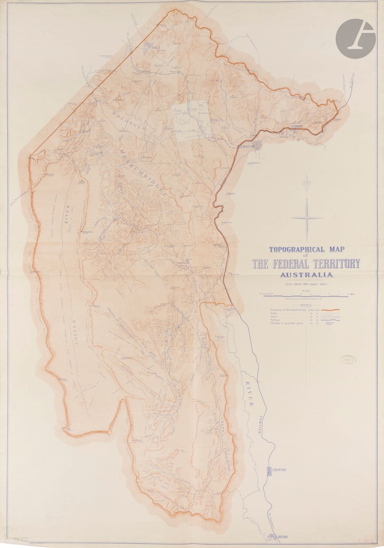Department of Lands, Sydney. Topographical map of the Federal Territory, Australia. Sydney, Dept. of Lands, 1910. 1250 x 870 mm. Imprimé en couleurs. Grande carte imprimée en couleurs entoilée et repliée en 4.

Cette carte, publiée par le Department of Lands de Nouvelle-Galles du Sud à Sydney en 1910, représente le Federal Territory, le territoire créé pour accueillir la future capitale fédérale de l’Australie, aujourd’hui le Territoire de la capitale australienne, dans la région de Canberra. 
 
Élaborée au moment où le Commonwealth d’Australie préparait l’implantation de sa capitale, elle servit de base cartographique officielle pour le concours d’urbanisme lancé en vue de concevoir le plan de la nouvelle capitale fédérale. Les concurrents utilisaient cette carte pour étudier le relief, les cours d’eau et la topographie du site avant de proposer leurs projets d’aménagement.