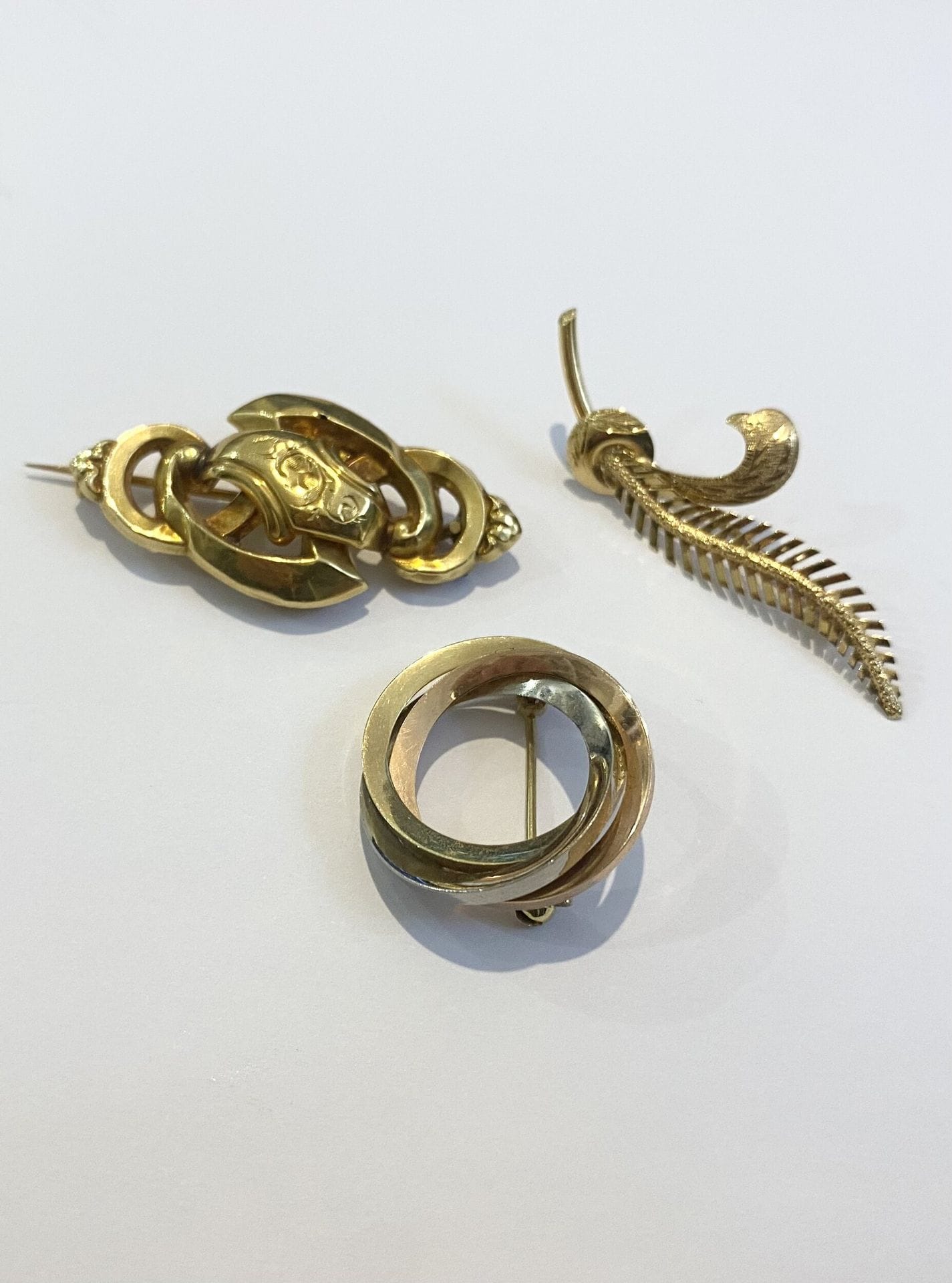 Lot d'or : 
- Deux broches en or jaune 750/°°°, dont l'une formant une feuille.
Poids. : 6,8 g 
- Une broche en or trois couleurs 585/°°°.
poids. : 4,6 g