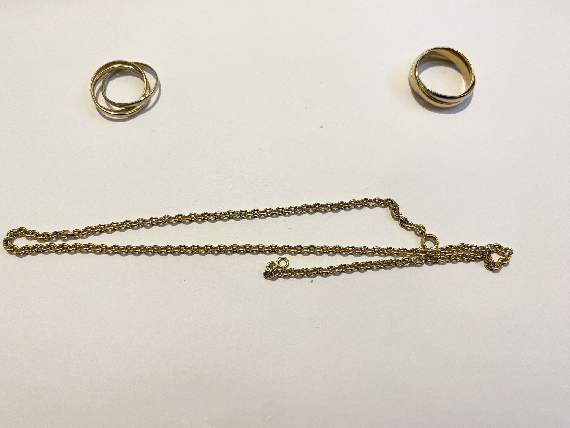 Lot d'or 750/°°° : 
- Une chaine en or jaune 750/°°°.
- Deux bagues or trois tons 750/°°°. 
Poids : 22,3 g