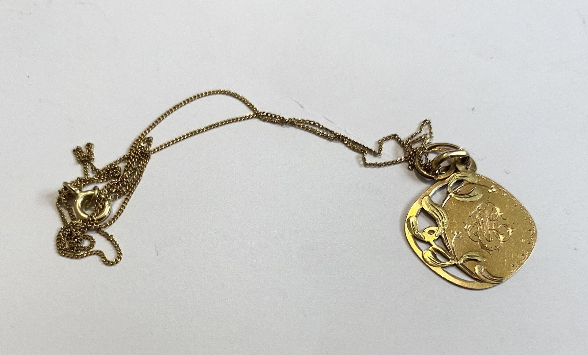 Chaine et médaille en or jaune 750/°°°.
Poids : 2.3 g