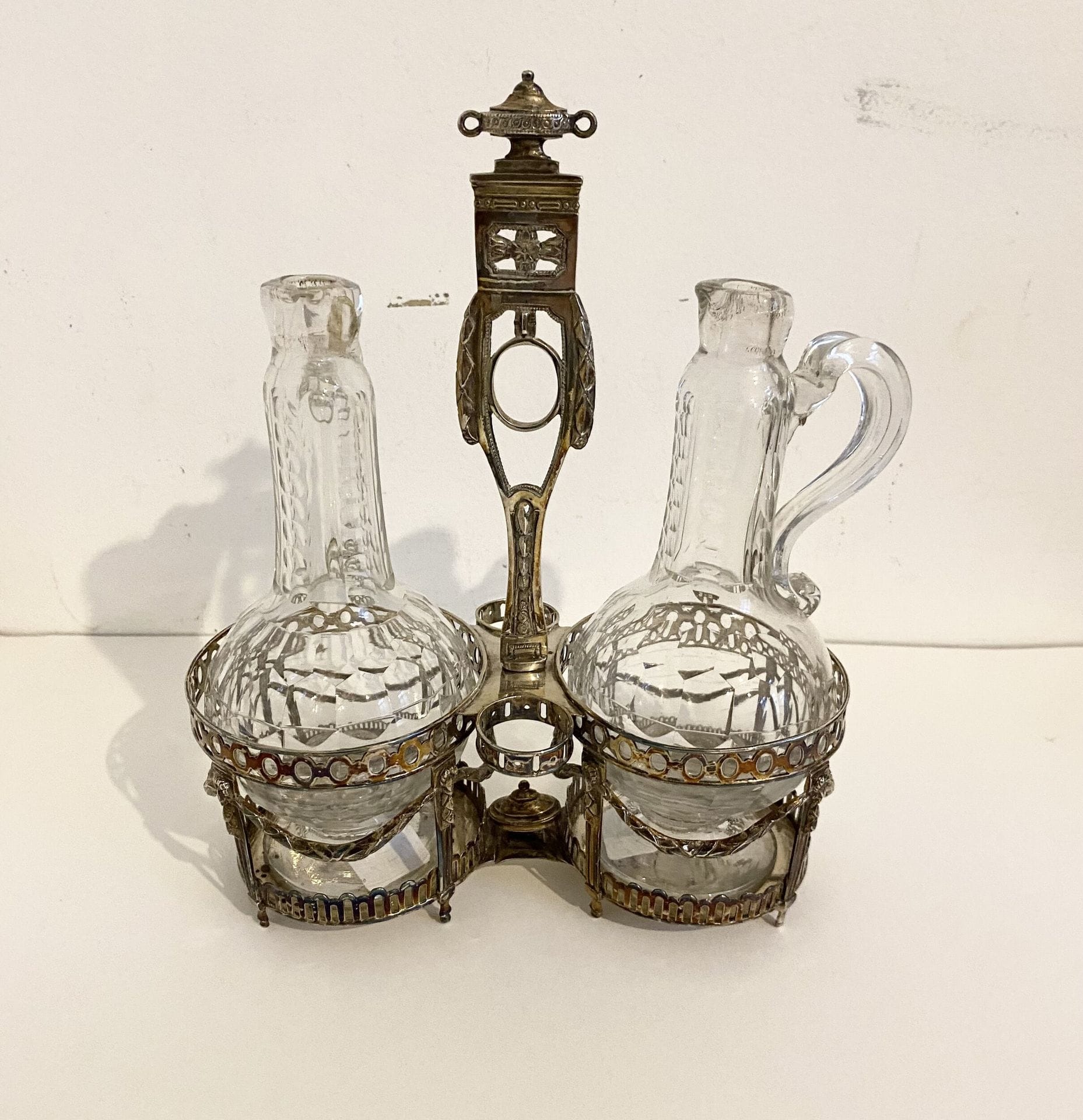 Huilier-vinaigrier en argent motif min. 800/°°° guirlandes.
Poids : 341 g
Flacons rapportés