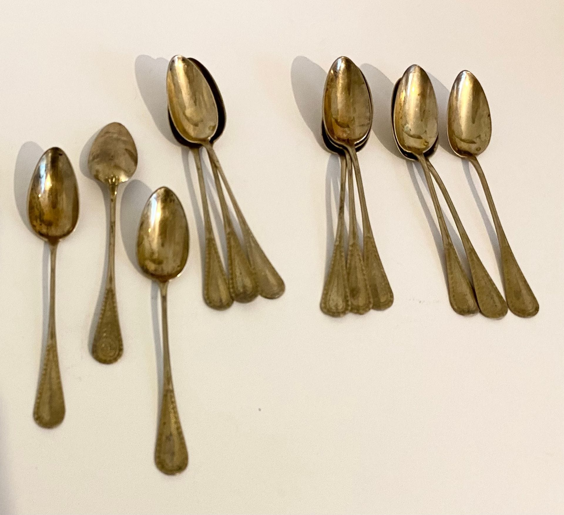 Set of 12 950/°°° vermeil spoons with engraved decoration. 
Weight: 165 g