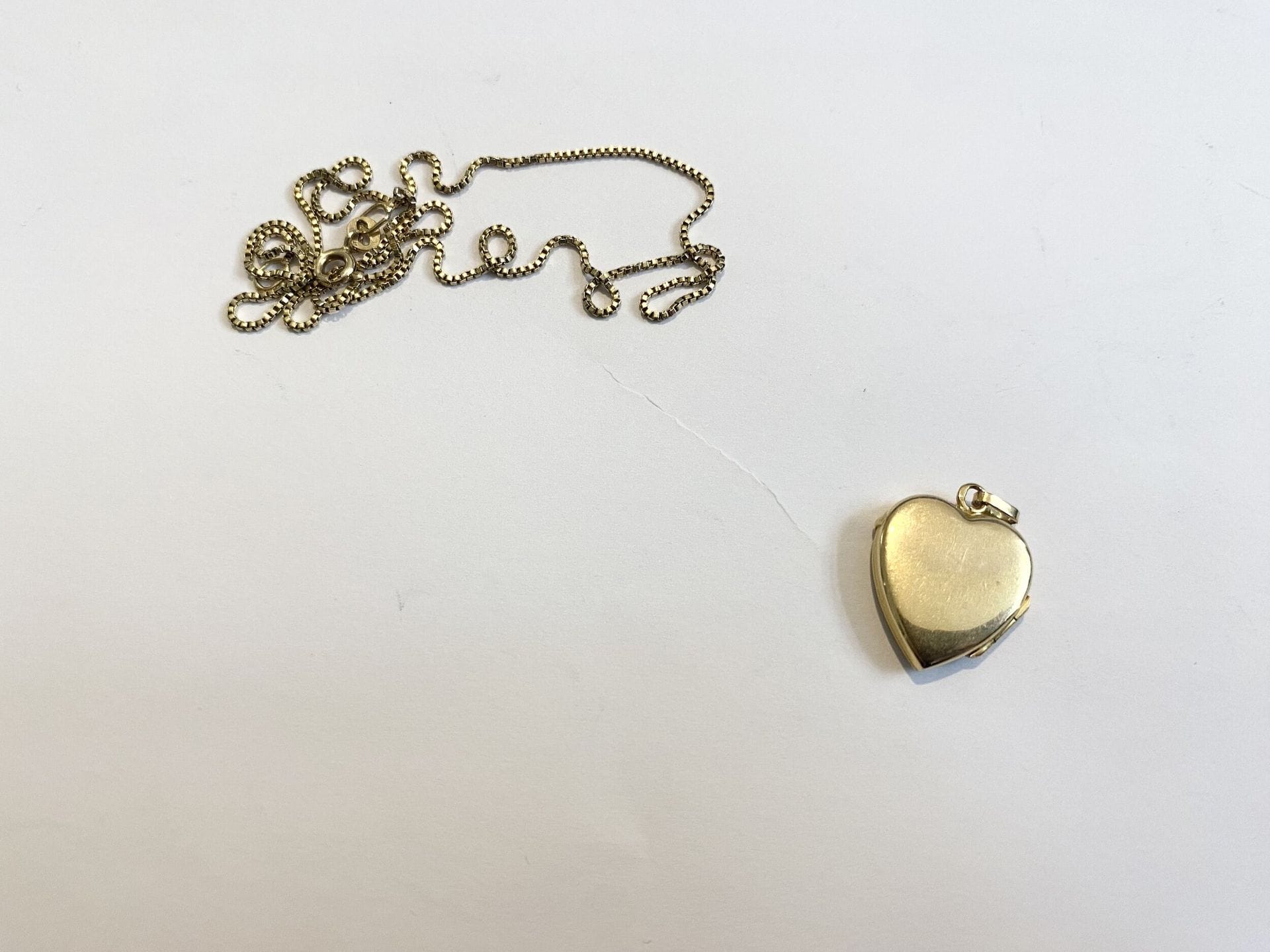Heart-shaped pendant in 750/°°° gold.
Weight : 2,1 g
A 585/°°° yellow gold chain is attached.
Weight: 2.6 g