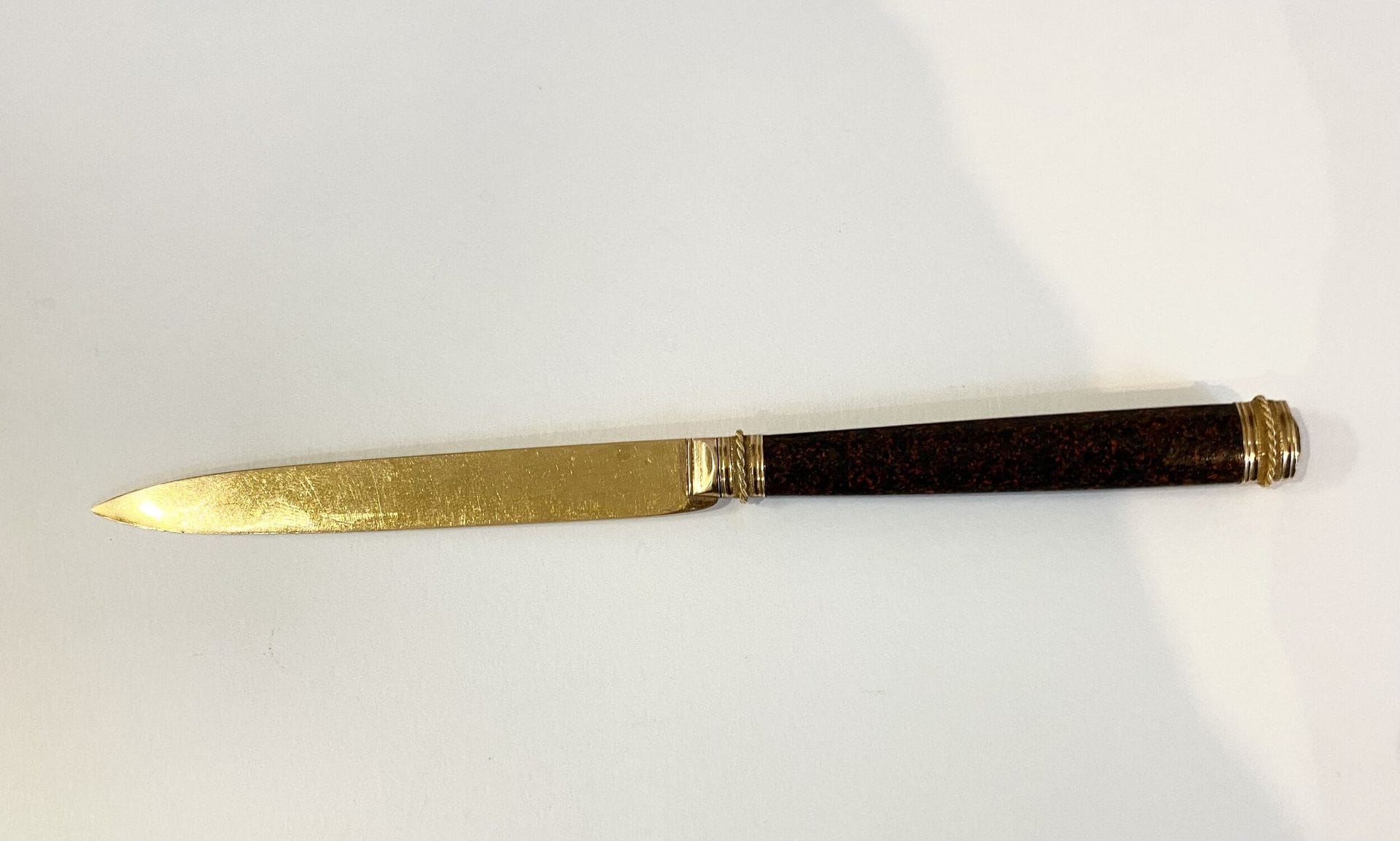 Coupe papier en or jaune 750/°°° et manche en bois imitation pierre dure.
Poids brut. : 23.97 g