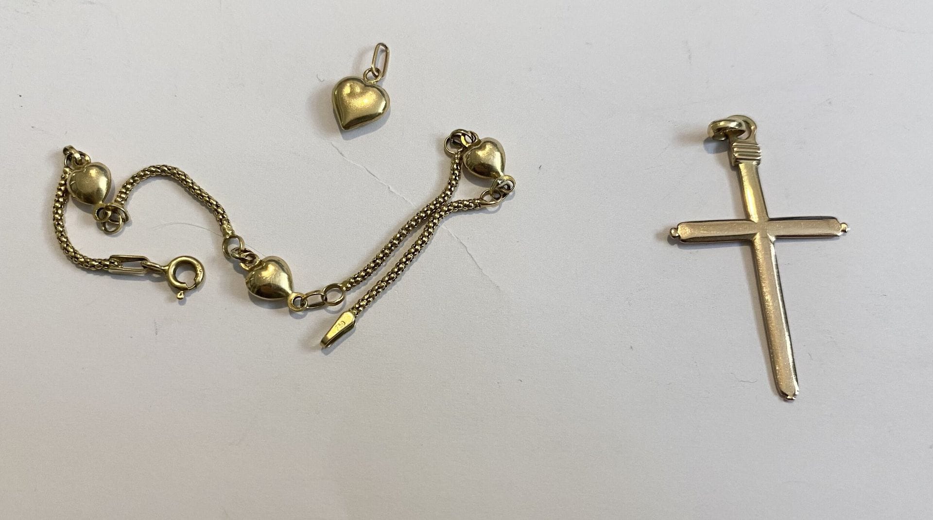 Un pendentif en coeur et un bracelet en or 750/°°°.
Poids. : 3 g
On joint une croix en or 585/°°°.
Poids : 2.1g