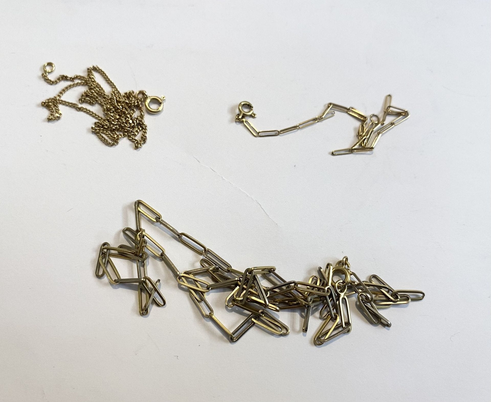 Deux chaines en or et bracelet en or jaune 750/°°°.
Poids : 13.58 g