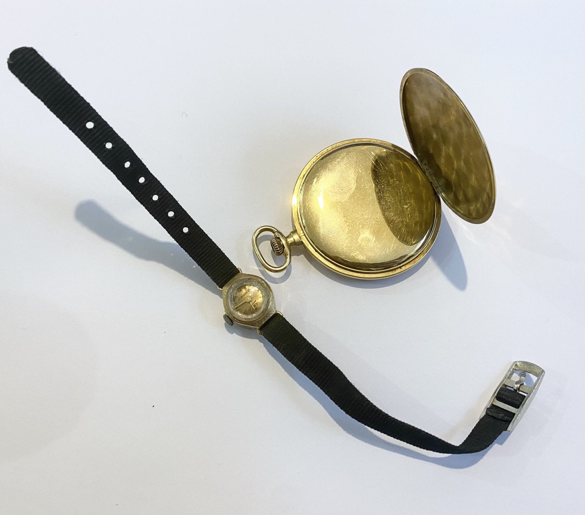 A lot comprising a pocket watch and a wristwatch in yellow gold 750/°°°.
Gross weight: 62 g