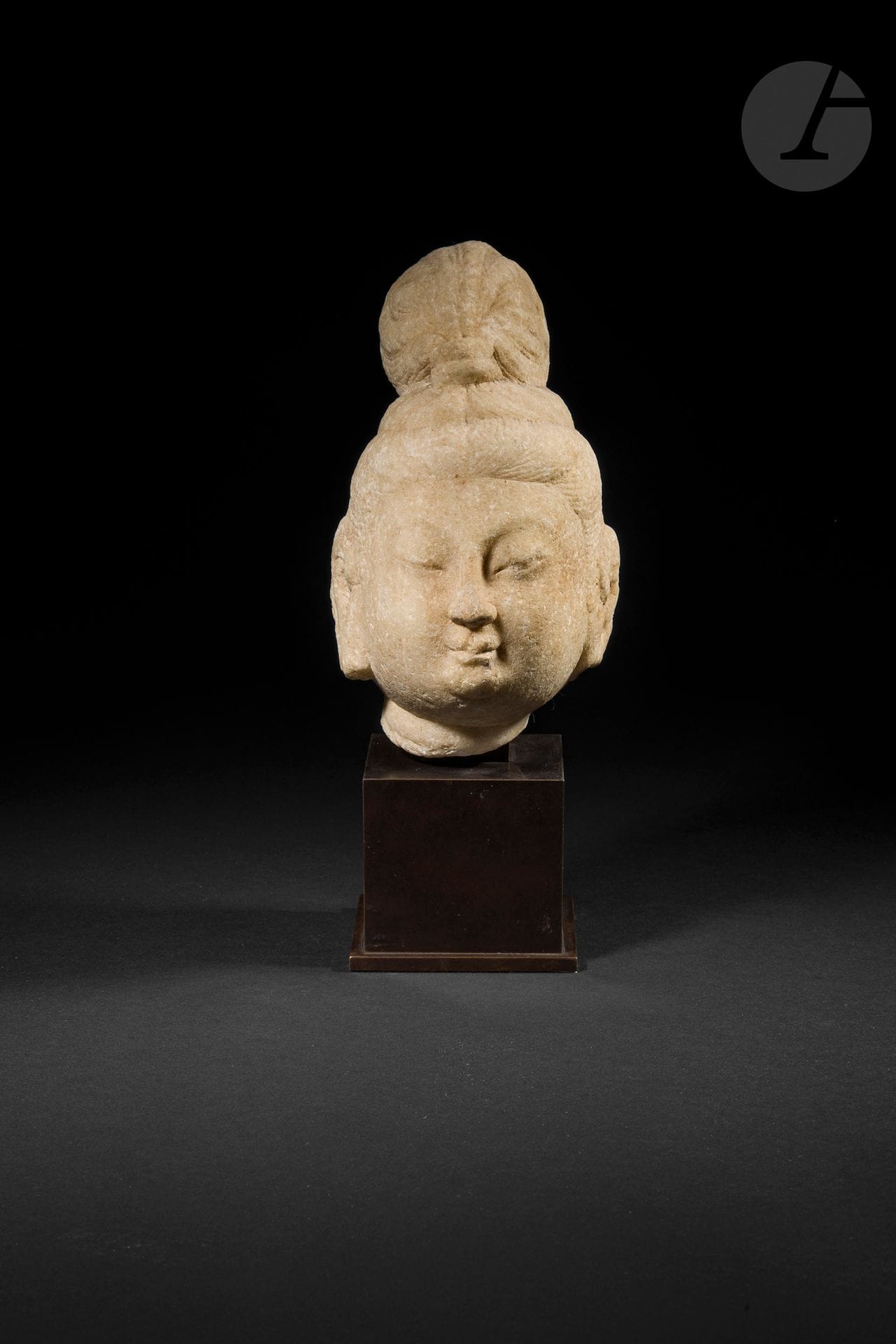 Tête de Guanyin en marbre beige, Chine, époque Tang (618-907)
Le visage est doux et serein. Les yeux sont en amande, mi-clos sous des arcades sourcilières légèrement marquées. Les joues sont pleines et la bouche ourlée. Les cheveux sont peignés et coiffés en un élégant chignon enroulé au sommet de la tête.
Hauteur : 17 cm
Socle.