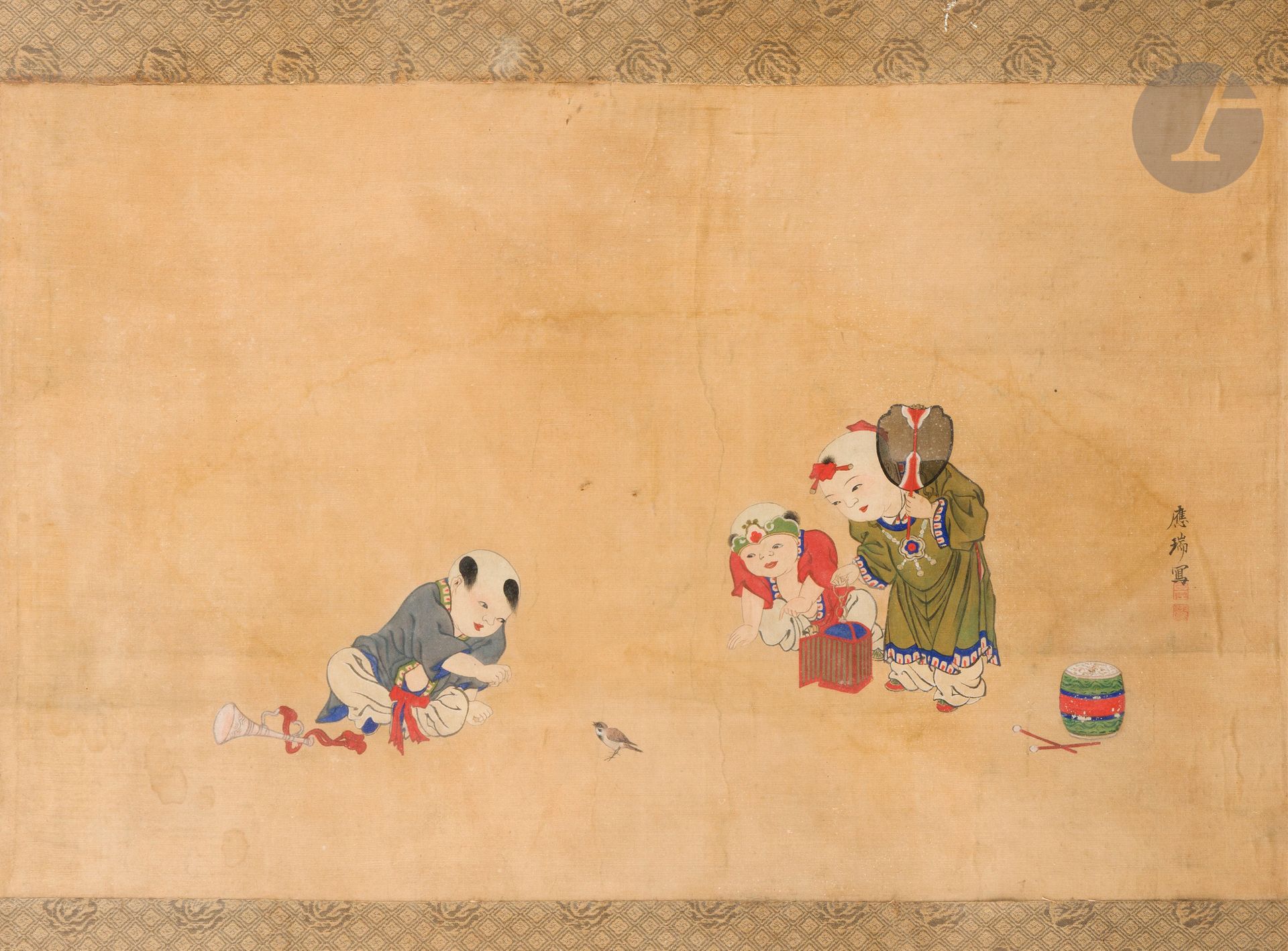 Maruyama Ozui - 円山応瑞 (1766-1829), peinture sur soie représentant des enfants jouant, Japon, milieu de l’époque Edo (1612-1868)
Encre et pigments sur soie représentant trois karako occupés à jouer avec un petit oiseau, entourés de divers instruments de musique pour enfants. Signée en bas à droite Ozui sha – 応瑞写 avec sceau.
34 x 54 cm
Encadrée sous verre. Taches et légers manques.