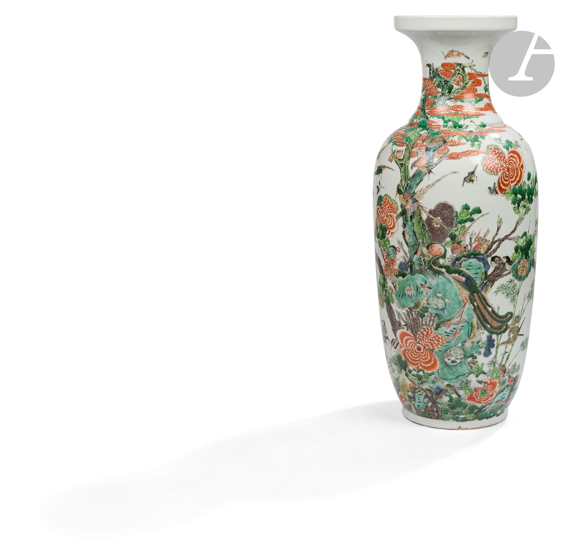 Grand vase en porcelaine à décor dans le style de la famille verte, Chine, XXe siècle
La panse est émaillée du motif chinois des « Cent Oiseaux » - 百鸟图, parfois aussi appelé « Les Cent Oiseaux rendant hommage au Phénix » - 百鸟朝凤, centré sur le phénix, le roi des oiseaux et symbole de l’impératrice. Le rassemblement des oiseaux signifie loyauté et harmonie sous le règne d’un souverain sage et vertueux, la paix et la prospérité dans tout le royaume. Le nombre est symbolique, représentant l’abondance et la multiplicité. Représentés en paires : grues, faisans, canards mandarins, ils reflètent l’importance de l’équilibre entre les principes masculin et féminin, l’harmonie, l’unité et l’ordre naturel. Les fleurs, comme la pivoine, souvent appelée « reine des fleurs », symbolise l’été, la richesse et l’honneur.
Hauteur : 60 cm
Nombreux sauts d’émail. Restauration au col.