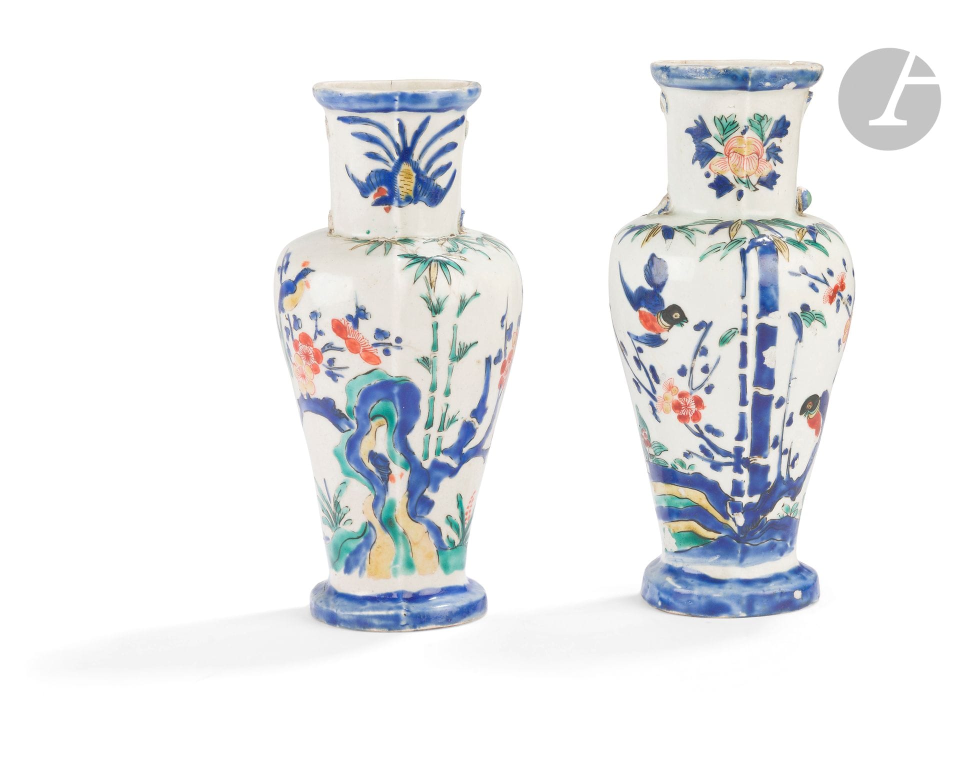 Paire de vases d’applique pour l’ikebana en porcelaine Arita dans le style Kakiemon, Japon, XVIIe siècle
De forme balustre avec une partie arrière plate permettant de fixer le vase au mur. Ils étaient à l’origine munis de deux anses qui ont disparu. Ils sont émaillés rouge, vert, jaune et bleu sur couverte dans des teintes caractéristiques de la palette Kakiemon. Les panses sont à décor d’oiseaux dans les bambous sur des rochers, entourés de pruniers en fleurs. L’un orné sur le col d’une pivoine en fleur et l’autre d’un phénix aux ailes déployées.
19 et 19,5 cm
Fels, manque les anses, restaurations.