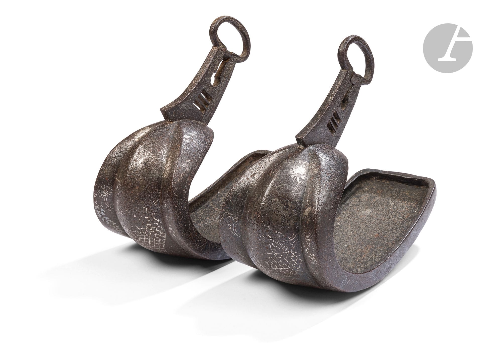 Paire d’abumi (étriers) en fer, Japon, XVIIe - XVIIIe siècle
La surface du métal est incrustée en nunome zogan d’argent d’un décor de pivoines. Le dessous est incrusté selon la même technique d’un décor géométrique et de svastika dit sayagata ou manji tsunagi. Sur les côtés, une frise coupée en son milieu à décor floral stylisé dit sumi kiri kaku ni hanabishi.
25 x 28 cm
Importantes corrosion et oxydation qui ont entraîné la disparition d’une partie des incrustations.