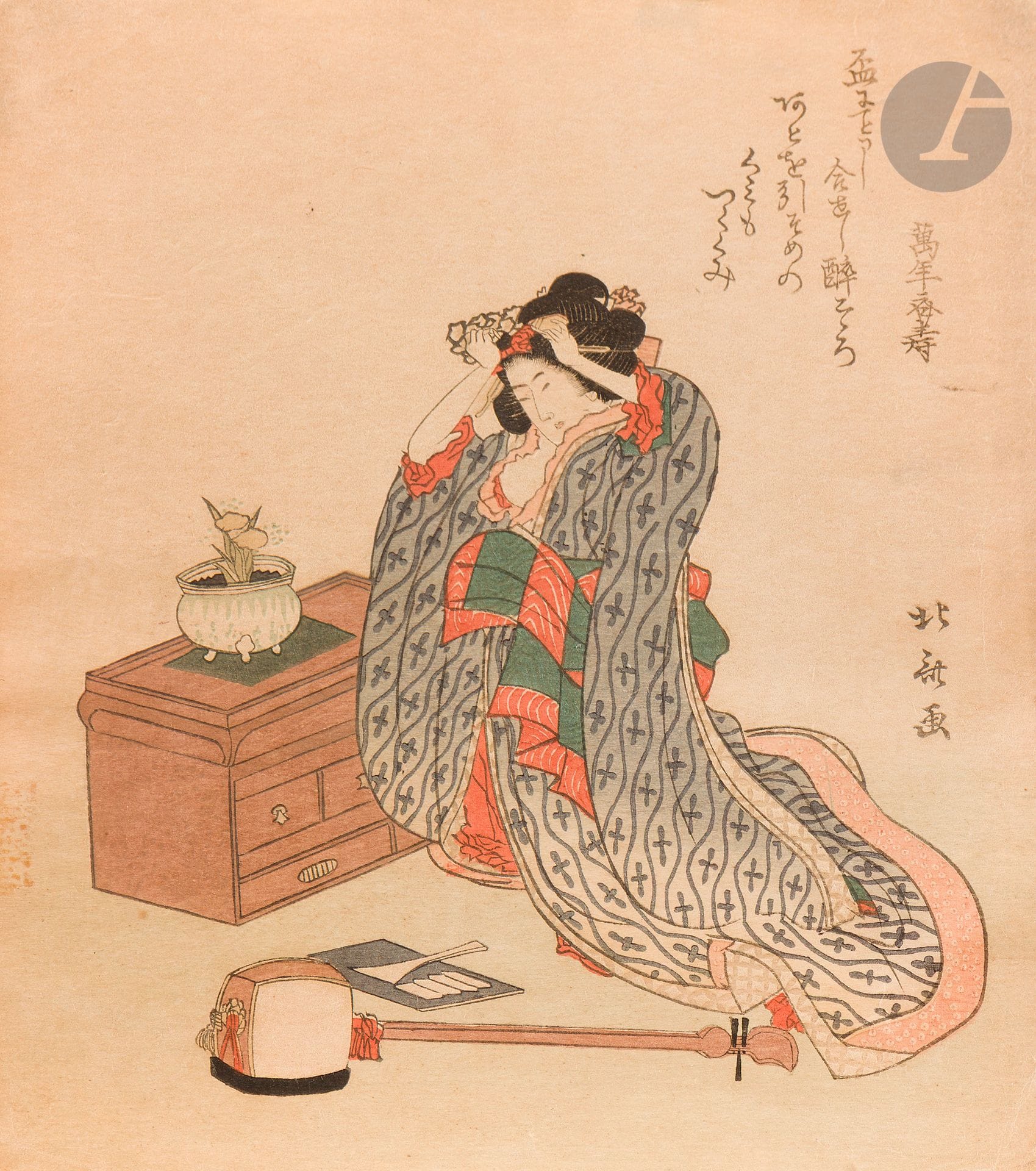 D’après Hokusaï, Estampe surimono, Japon, époque Meiji (1868-1912)
Encre et polychromie sur papier, format shikishiban surimono, représentant une geisha en seiza, près d’une petite commode, le shamisen à ses genoux, préparant sa coiffure avant une probable performance.
20,5 x 18,2 cm
Traces de scotch.