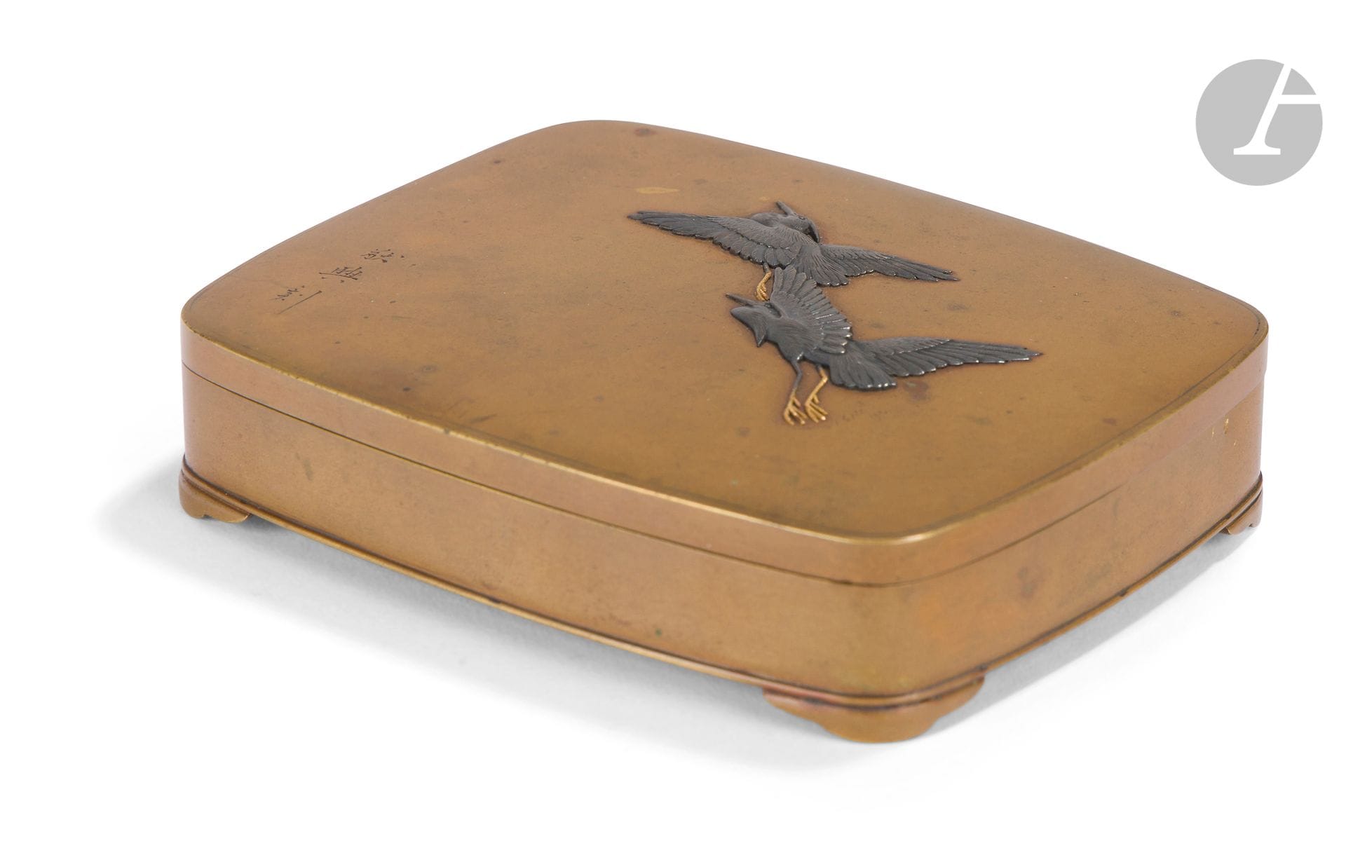 Boîte en sentoku à décor de hérons, Japon, époque Meiji (1868-1912)
Reposant sur quatre pieds, elle est décorée en taka zogan de shibuichi et or, de deux hérons cendrés en vol. En bas à gauche est gravée une signature, probablement Keiten koku - 敬典刻 - « gravé par Keiten » (sans garantie sur le premier caractère). Sous la boîte, un sceau rond Yuasa sei - 湯浅製. L’intérieur de la boîte est argenté.
7,9 x 9,8 cm
Quelques taches d’oxydation.