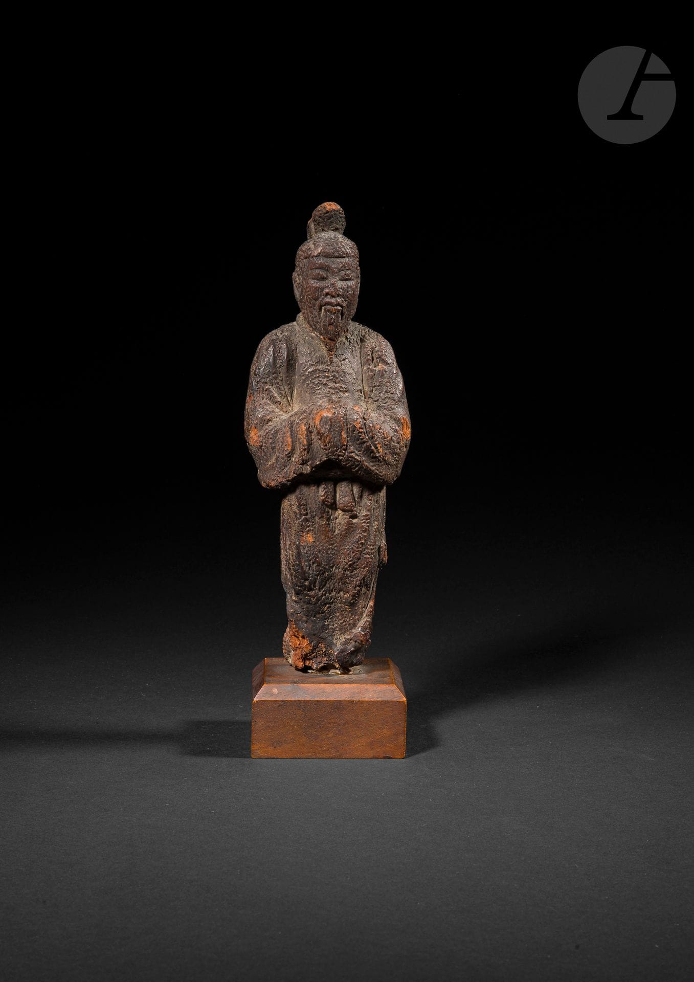 Sculpture en bois, Japon, époque Heian-Kamakura (794-1185)
Elle représente, sculptée en ronde-bosse, une déité shintoïste, les mains croisées sous de longues manches, portant la coiffe traditionnelle d’origine chinoise appelée kanmuri.
Hauteur : 18 cm
Manques et accidents, usures, tête recollée.