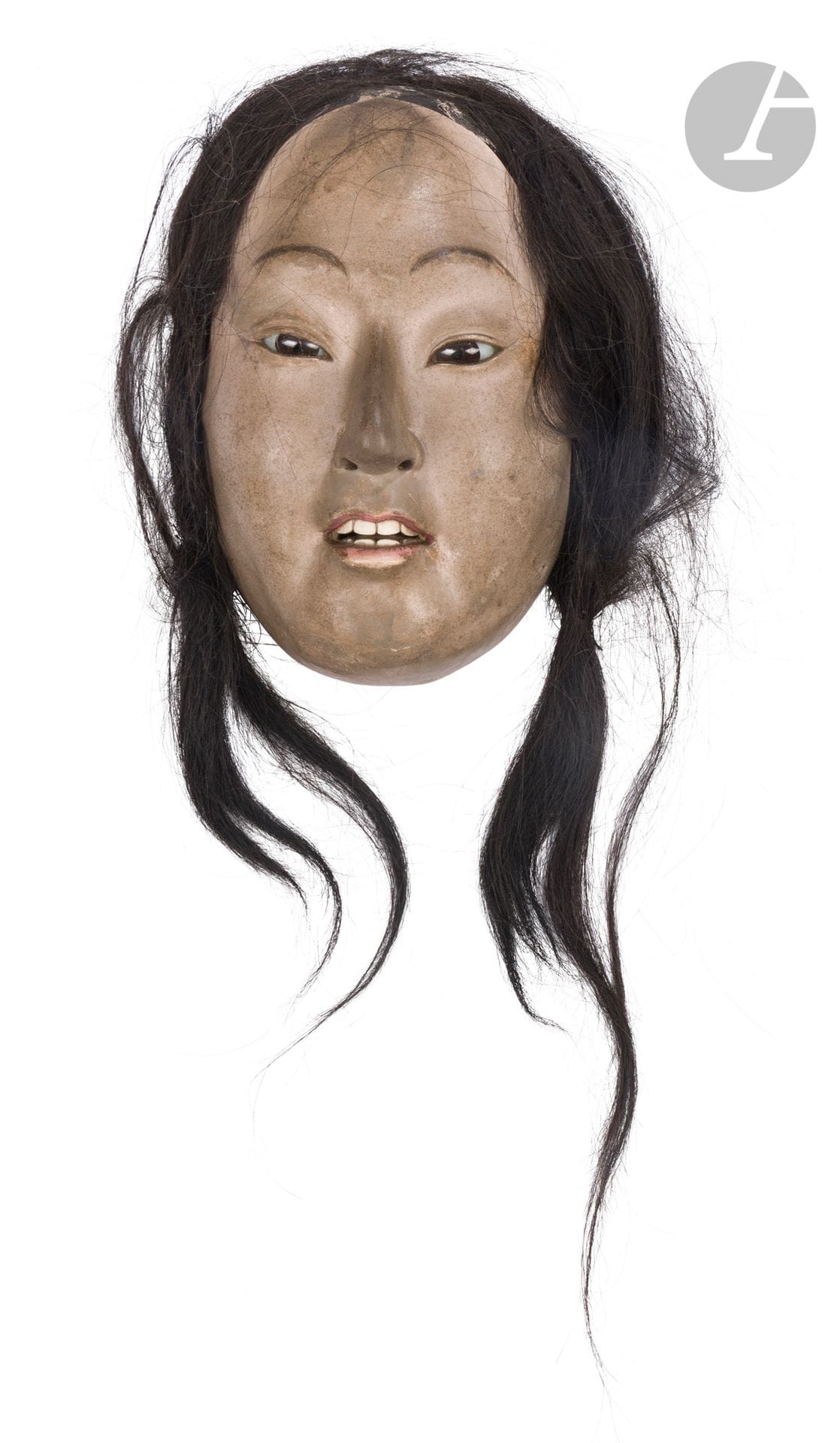 Masque japonais en bois recouvert de gofun, Japon, époque Meiji (1868-1912)
De type iki ningyo (poupée hyper réaliste), il représente un visage féminin dont les détails sont traités de manière très réaliste. La coiffure est constituée de vrais cheveux, les yeux sont en sulfure et le visage est délicatement peint sur une base de gofun (gesso).
Hauteur : 20,2 cm
Usures, manques dans la coiffure, taché.