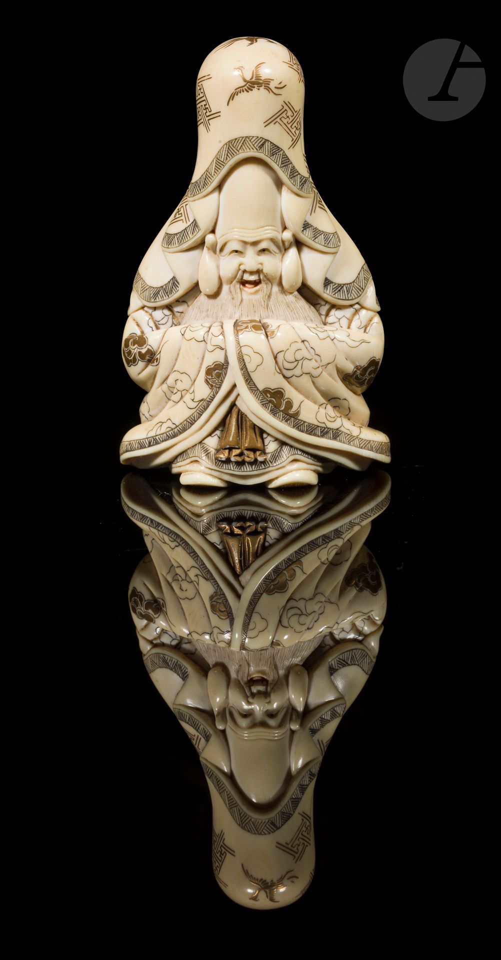 Okimono en ivoire représentant Fukurokuju, Japon, époque Meiji (1868-1912)
Fukurokuju est un des sept dieux du bonheur. Son vêtement est gravé et laqué or d’un décor de hoho, de grecques et de nuages. Il est signé en dessous en laque or Gyokkōsai - 玉光斎.
10,1 x 5,9 cm ; poids : 182 g