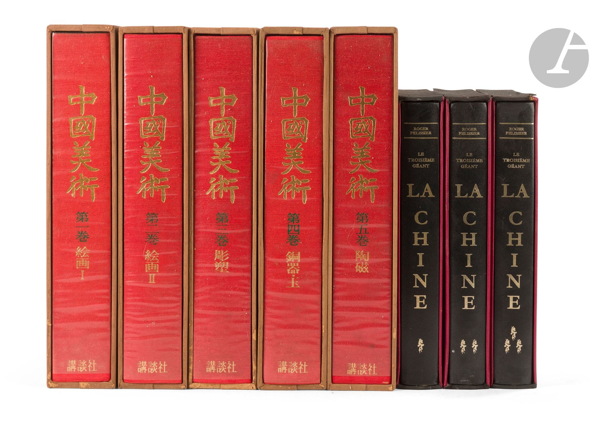 Huit ouvrages sur l’art chinois et la Chine 
中國美術 - L’Art Chinois, cinq volumes, édité par Minao Hayashi, Toshio Nagahiro et al., 1972, Japon, Édition Kodansha.
Reliés sous emboîtage, 26,5 × 37 cm, 1972, 500 planches en couleurs.
Volume 1 : Peinture – Dynasties Song et Yuan ; Volume 2 : Peinture – Dynasties Ming et Qing – Suzuki Kei (1920, professeur à l’Institut de culture orientale de l’Université de Tokyo) et Akiyama Terukazu (1918, professeur à la Faculté des lettres de l’Université de Tokyo); Volume 3 : Sculpture – Nagahiro Toshio (1905, professeur émérite à l’Université de Kyoto) ; Volume 4 : Bronze et jade – Higuchi Takayasu (1919, professeur à la Faculté des lettres de l’Université de Kyoto) et Hayashi Minao (1925, professeur à l’Université de Kyoto) ; Volume 5 : Céramique – Hasebe Gakuji (1928, directeur du département d’art oriental du Musée national de Tokyo).
- La Chine - Le troisième géant - Roger Pelissier - trois volumes (I-2-3), 1965, reliés sous emboîtage. 25 x 30 cm. Édition Les Presses de France.