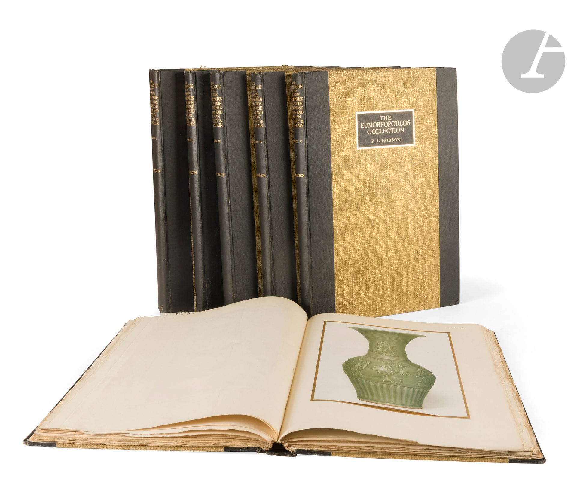 R. L. Hobson, The Catalogue of the George Eumorfopoulos Collection of Chinese, Corean, and Persian Pottery and Porcelain, vol. I-VI, Londres, 1925-28
Six volumes, numérotés 528 sur 725, couverture noire et beige texturée.
Volume One: From the Chou to the End of the T’ang Dynasty (Bouverie St., London, copy no. 475, 1925)
Volume Two: From T’ang to Ming: Ju, Kuan, Ko, Lung-Ch’üan & Chien Wares (Bouverie St., London, copy no. 475, 1926)
Volume Three: From T’ang to Ming: Chün, Ting and Tz’û Chou Wares (Bouverie House, London, copy no. 478, 1926)
Volume Four: The Ming Dynasty (Bouverie House, London, copy no. 475, 1927)
Volume Five: The Ch’ing Dynasty Porcelain: K’ang Hsi, Yung Cheûn, Ch’iên Lung, & Later Periods (Bouverie House, London, copy no. 475, 1927)
Volume Six: Chinese Pottery, Corean and Persian Wares, and Recent Additions (Bouverie House, London, copy no. 475, 1928)