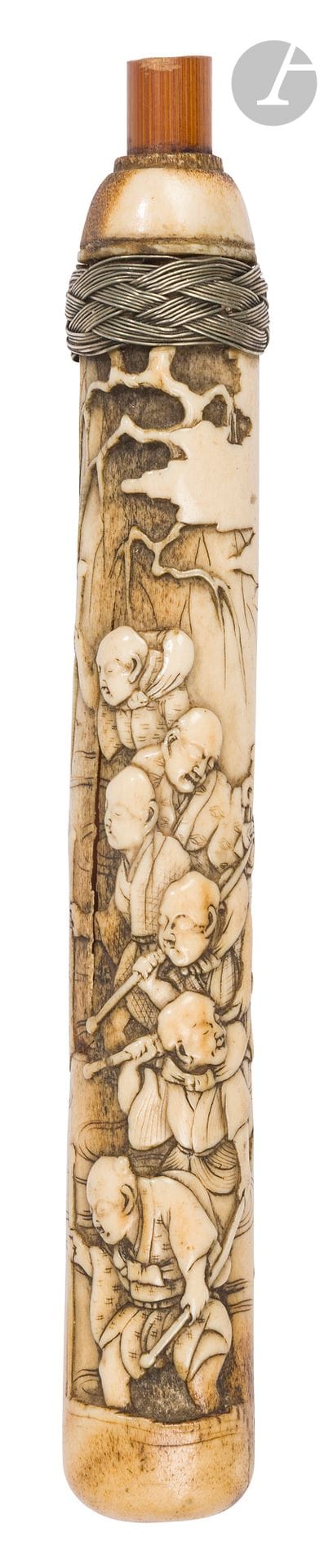 Manche d’ombrelle en bois de cerf, Japon, époque Meiji (1868-1912)
Sculpté en haut relief de six aveugles se suivant et portant leur baluchon au bout d’une canne, symbolisant la parabole des aveugles. Sur la face arrière une signature gravée : Eishi - 栄之. Tressage de fil métallique en haut du manche.
Longueur : 20,5 cm
Fel.