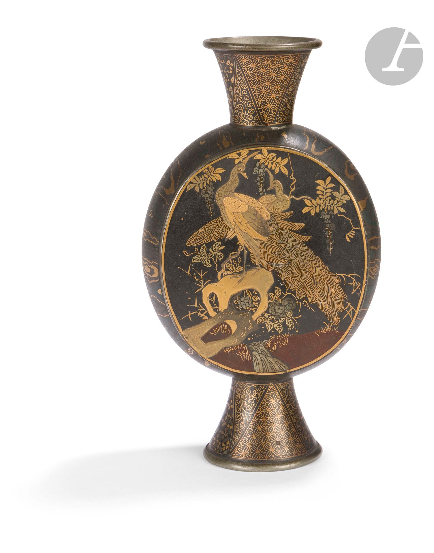 Vase de forme balustre en métal, Japon, époque Meiji (1868-1912)
La forme ovoïde de la panse s’inspire d’un taiko, les côtés sont laqués or et argent sur fond noir à l’imitation des veines du bois. Le reste de la panse est laqué de la même façon d’un couple de hoho sur un rocher au milieu de fleurs tandis que sur l’autre face figure un oiseau de proie branché avec à la base de l’arbre des chrysanthèmes et autres fleurs. Le col et la base sont à décor de réserves triangulaires ornées de motifs géométriques et rinceaux. Sous la base une signature est écrite à l’or : « Fait par Okuda du grand Japon » - 大日本奥田製 - Dai Nihon Okuda sei. 
Hauteur : 18 cm